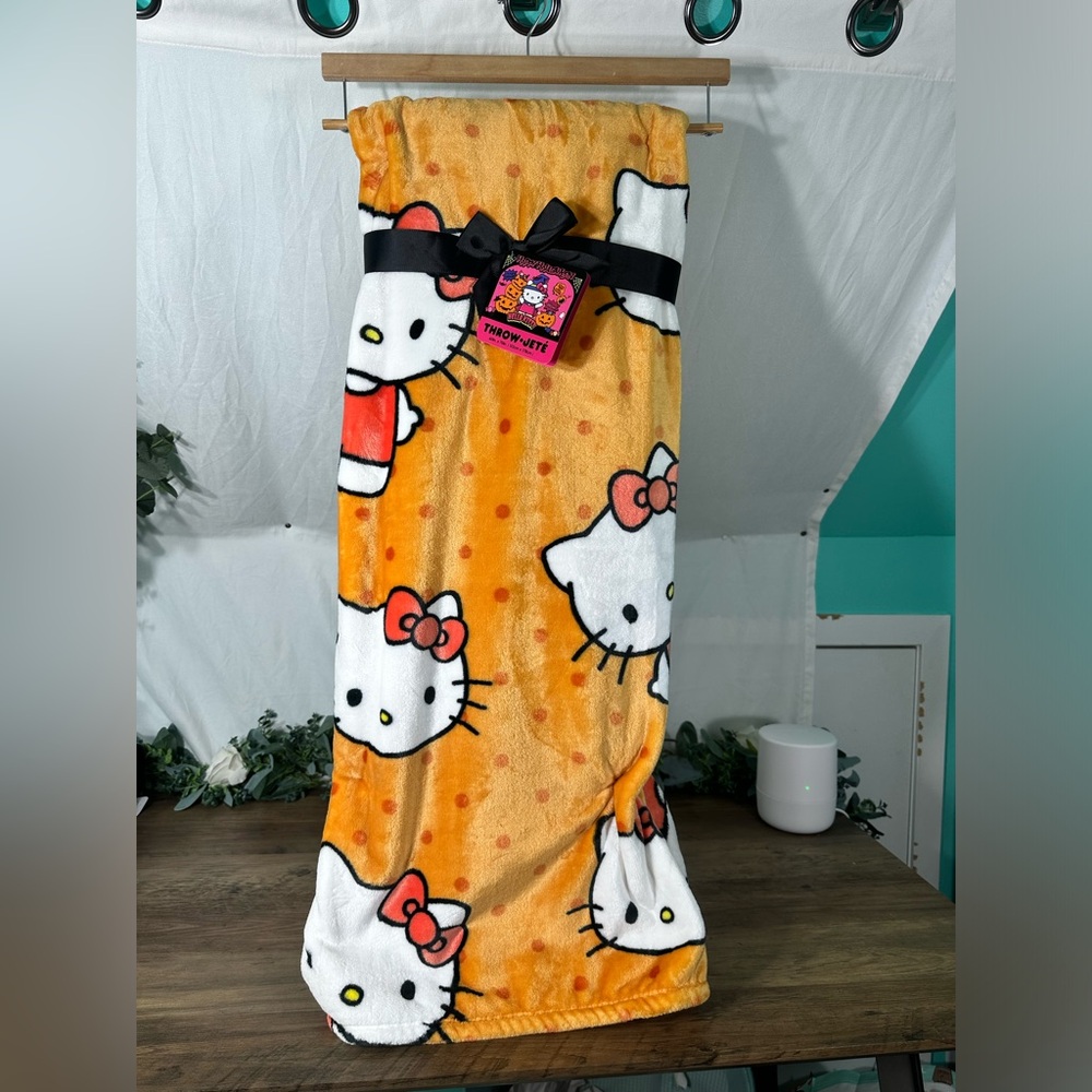 Sanrio Hello Kitty Patterned Throw